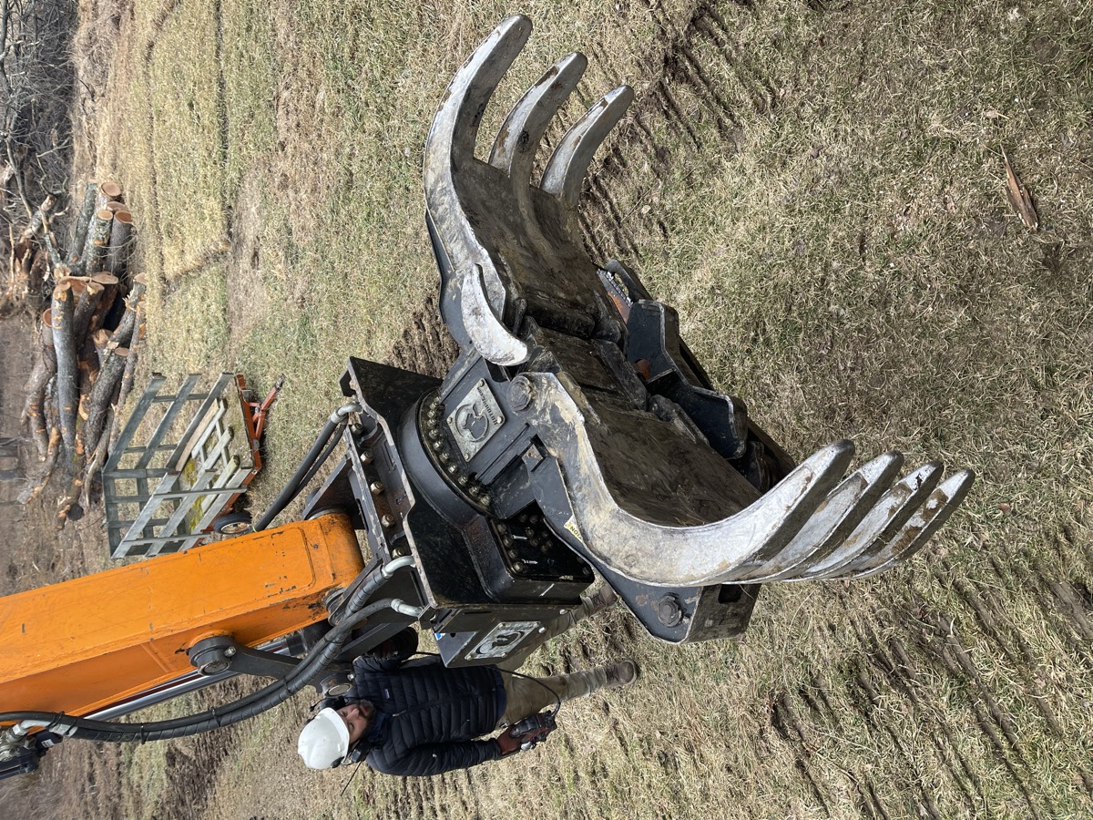 Grapple attachment close-up